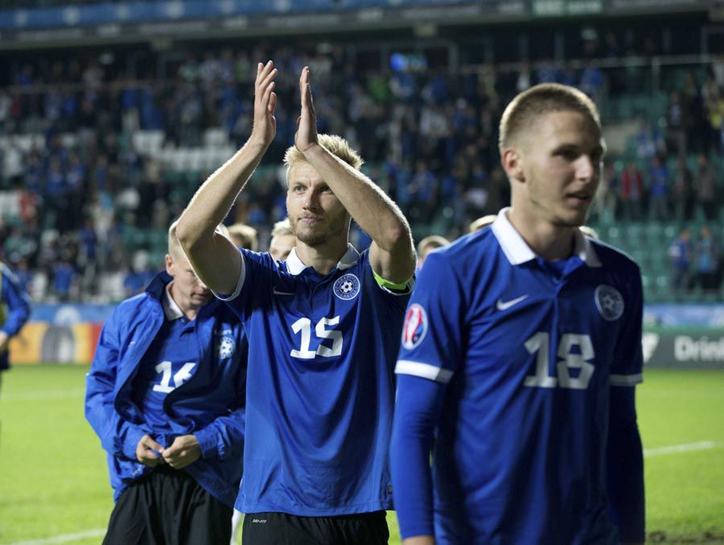 Eesti jalgpallikoondise kolmest Viljandimaalt pärit liikmest said esmaspäeval valiksarja kohtumises Sloveenia vastu mänguaega Karol Mets (paremal) ja koondise kapteni paela kandev Ragnar Klavan.