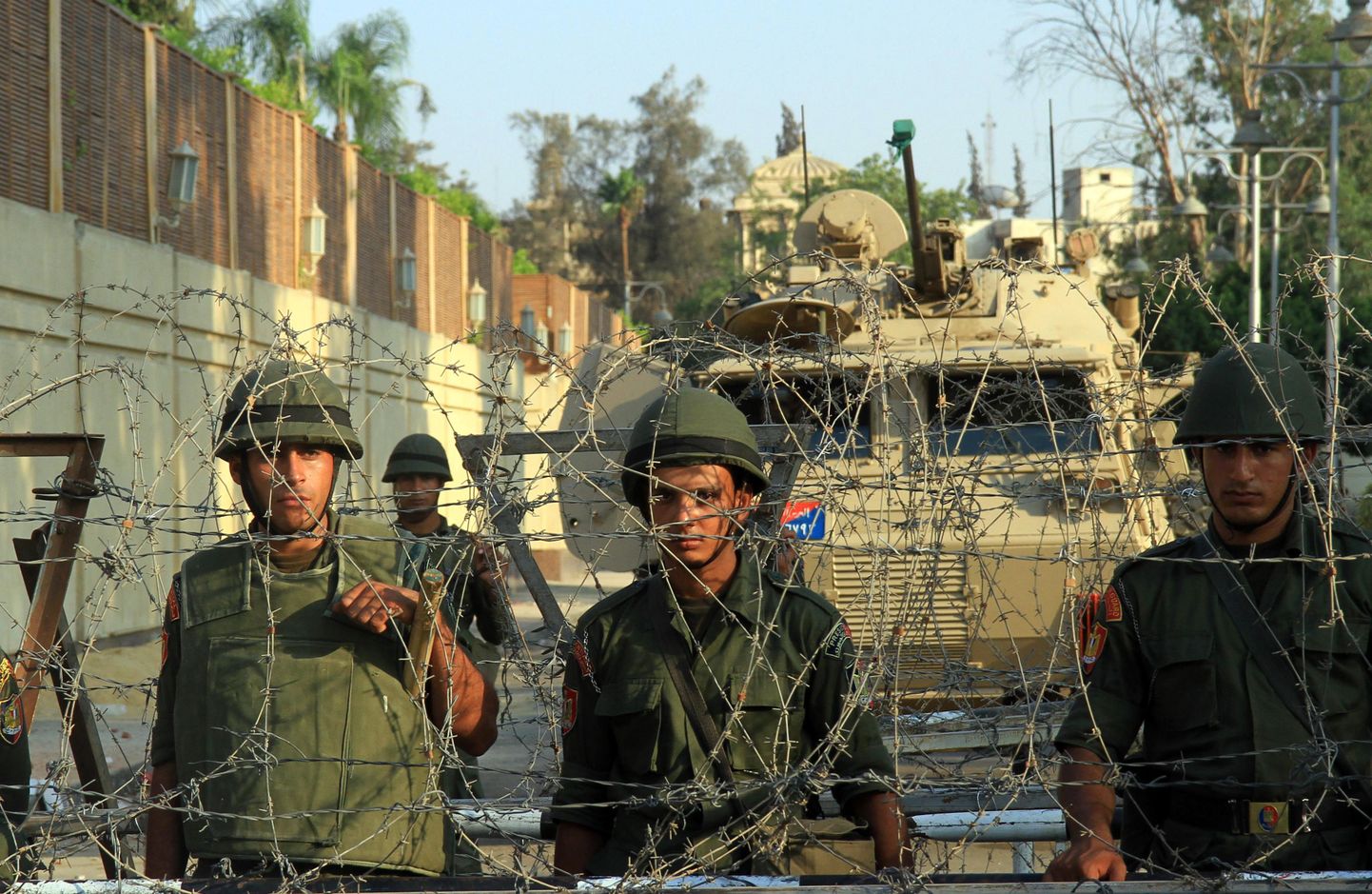 Вооруженные силы Египта при поддержке бронетехники взяли под контроль здание государственного телецентра.