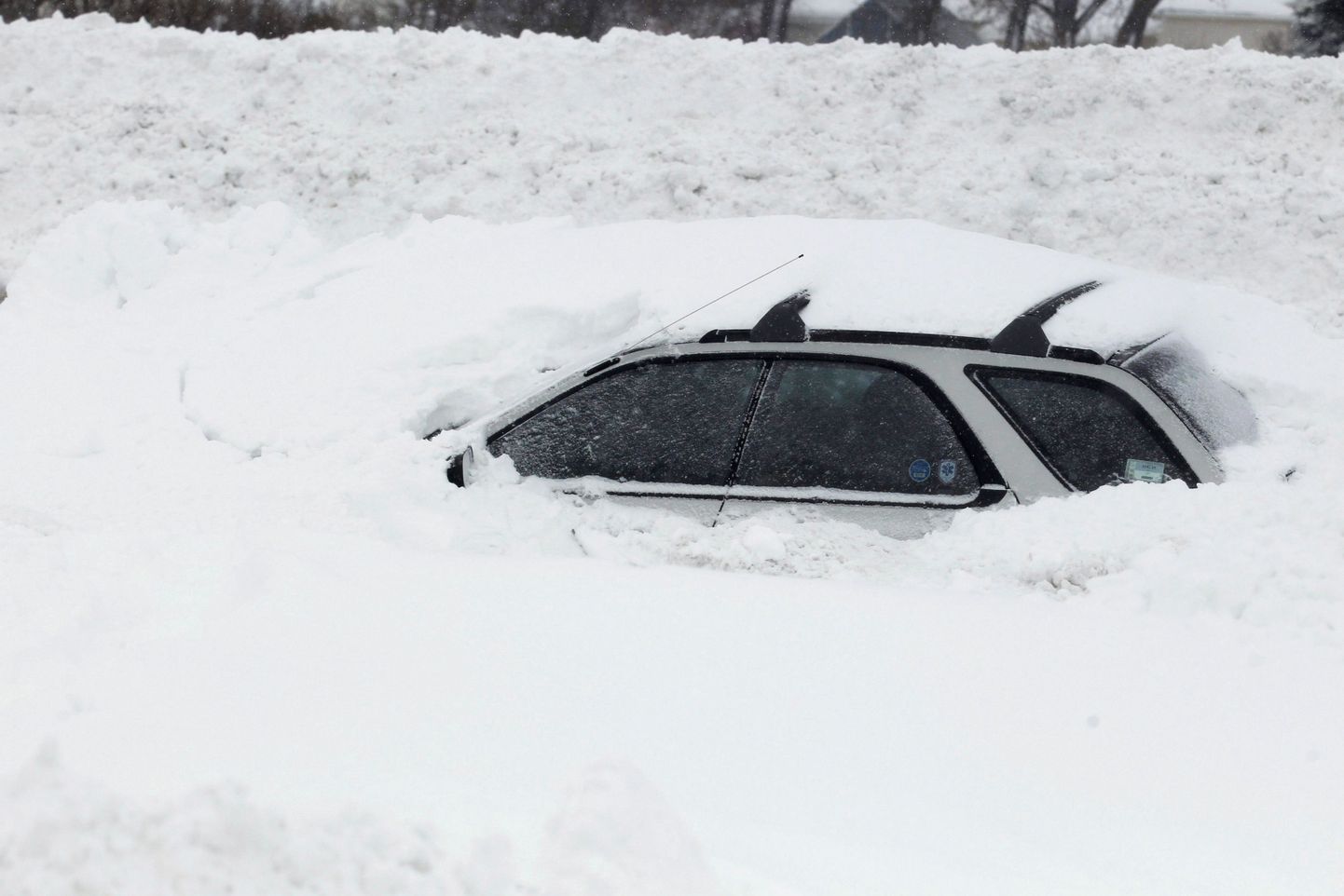 Машина в снегу. Иллюстративное фото.