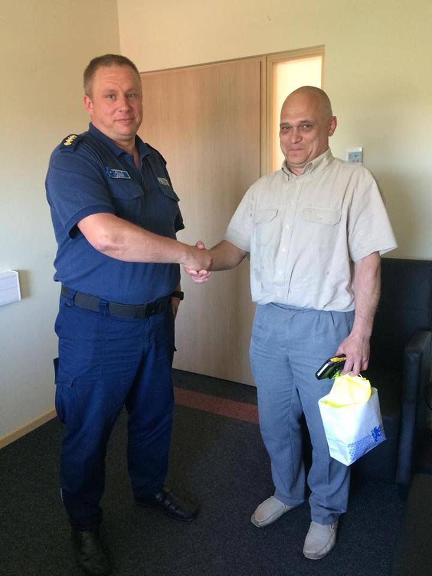 Руководитель Йыхвиского отдела полиции Калле Куусик решил лично поблагодарить Дмитрия за отзывчивость и готовность помочь.
