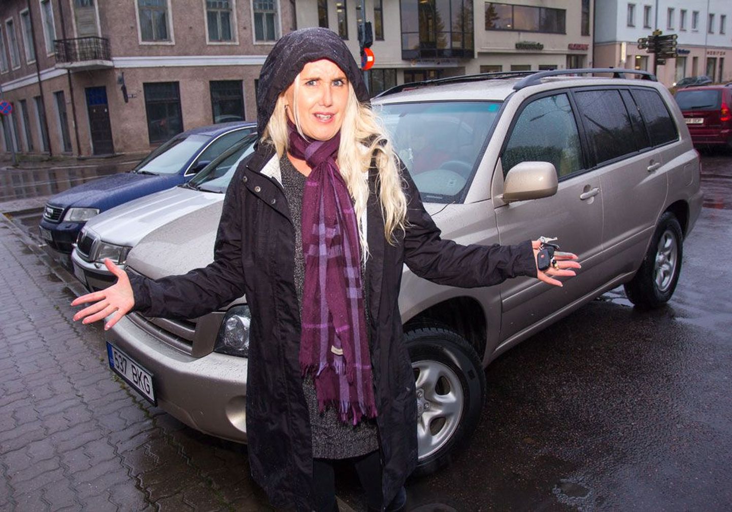 Мерит Вентонен со своей Toyota Highlander в Вильянди. Хозяйка и предположить не могла, что регистрация автомобиля в Эстонии будет стоить ей столько нервов.