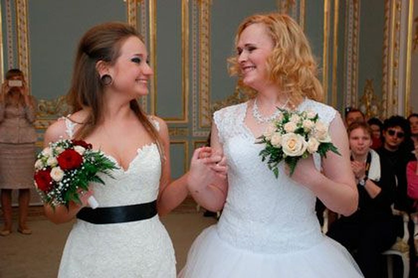В Петербурге девушка вступила в брак с девушкой-трансгендером