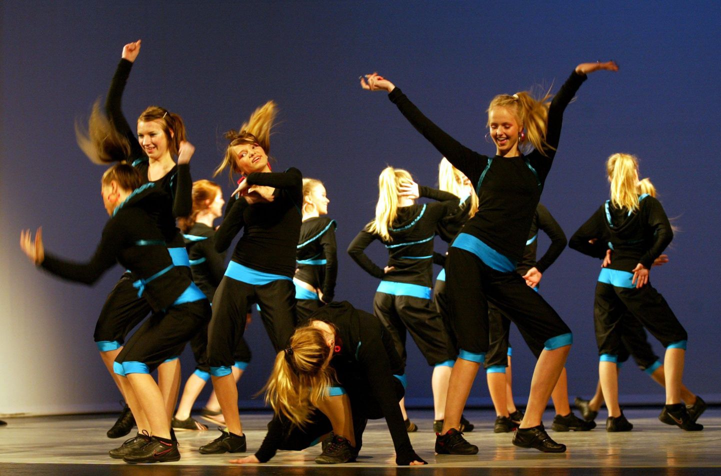 Esteetika ja tantsukooli etteaste "Ilma roppusteta".