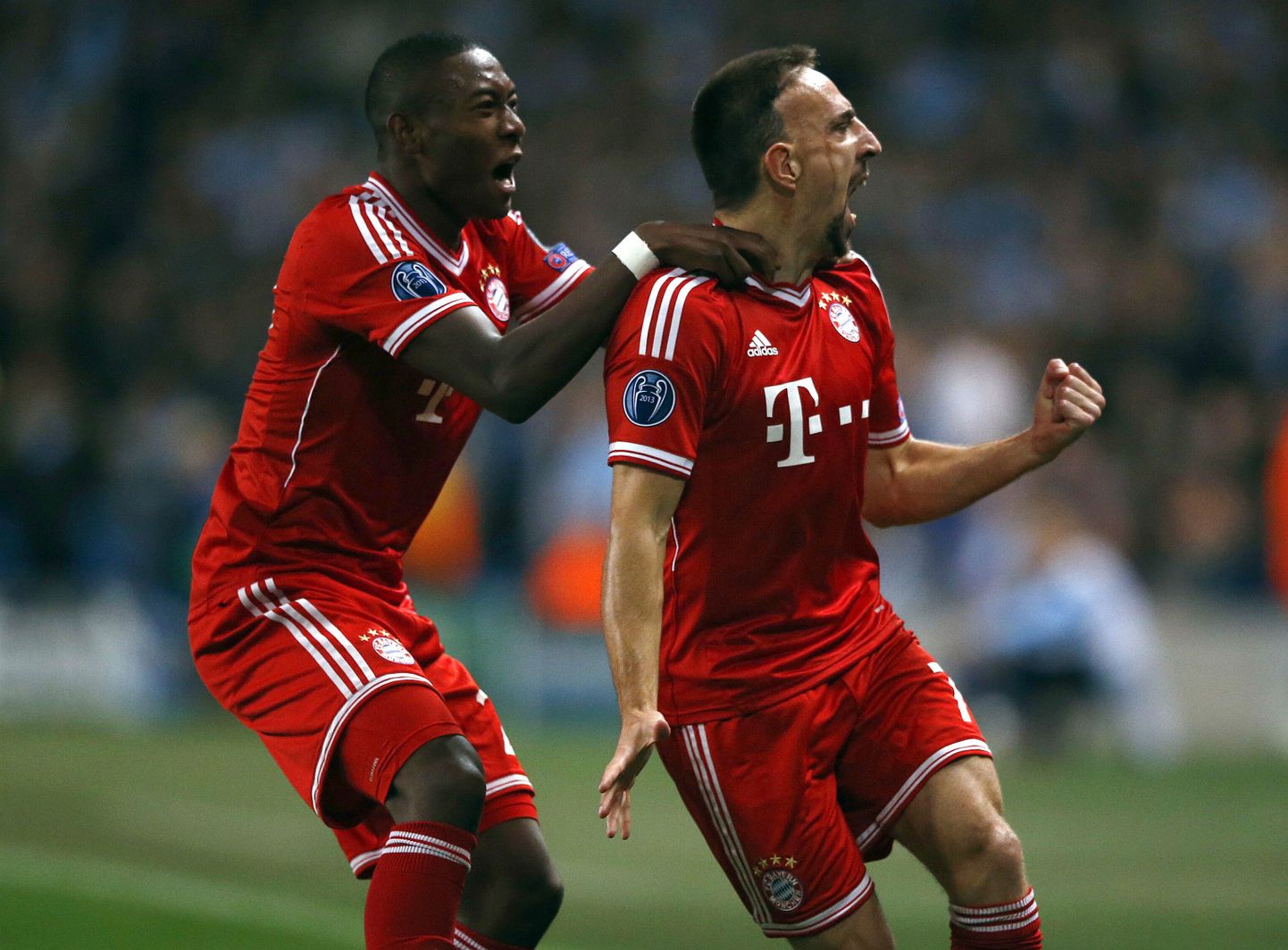 Müncheni Bayerni staarid David Alaba (vasakul) ja Franck Ribery väravat tähistamas.