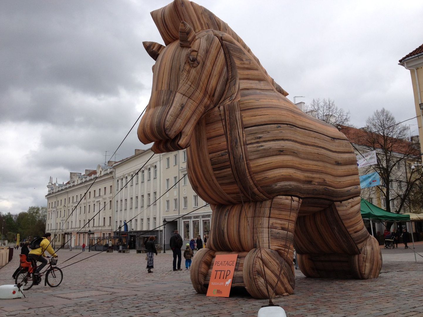 Eesti Roheline Liikumine püstitas Tartu Raekoja platsile Trooja hobust meenutava hiiglasliku täispuhutava kuju, juhtides tähelepanu Euroopa Liidu ja USA vahelise vabakaubanduslepingu (TTIP) ohtudele.