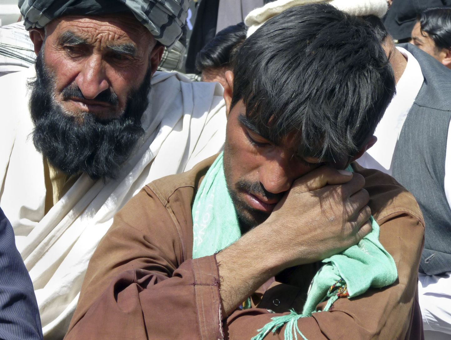 Pühapäevases rünnakus lähedase kaotanud leinavad afgaani mehed.