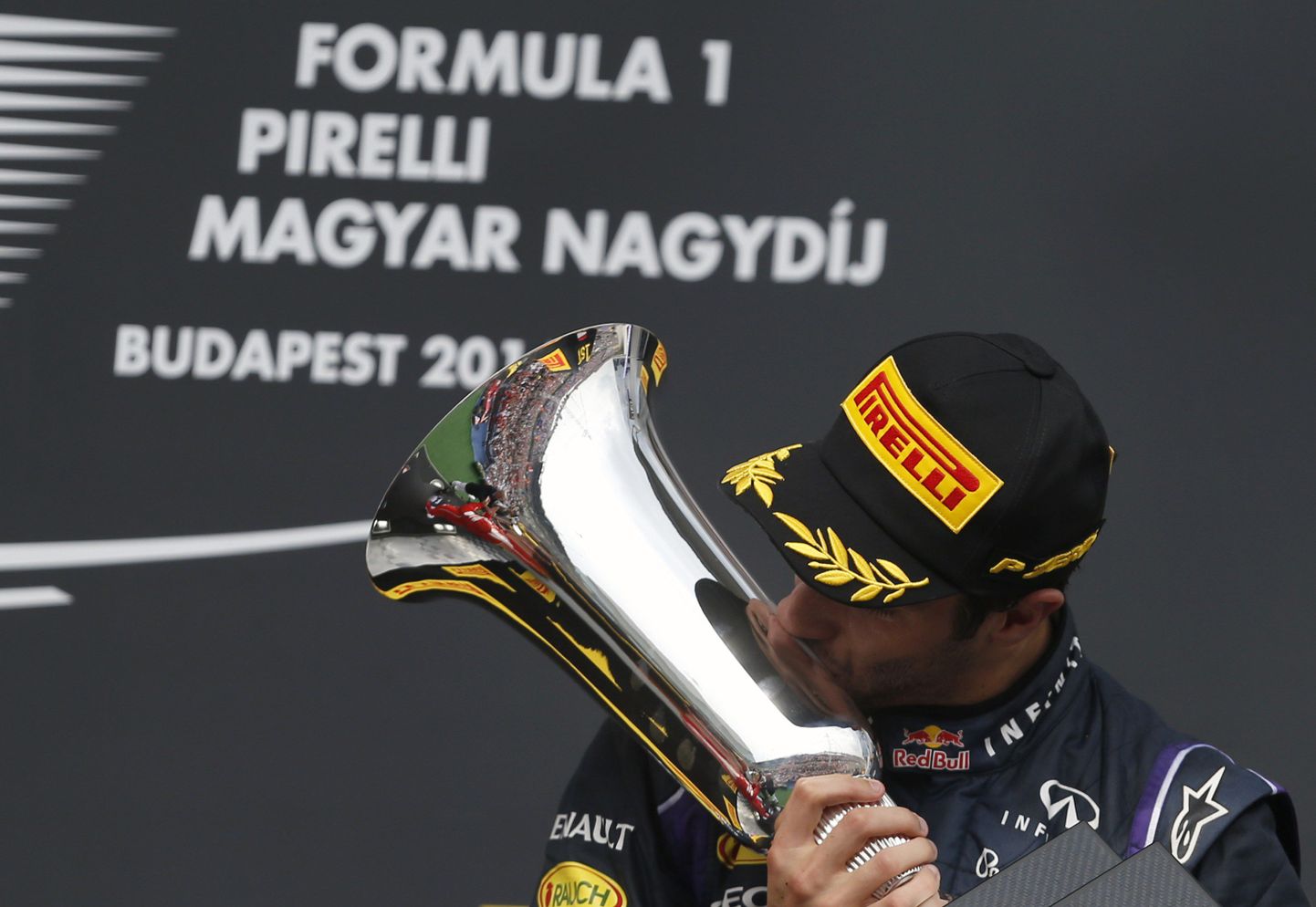 Red Bulli sõitja Daniel Ricciardo võidukarikaga.