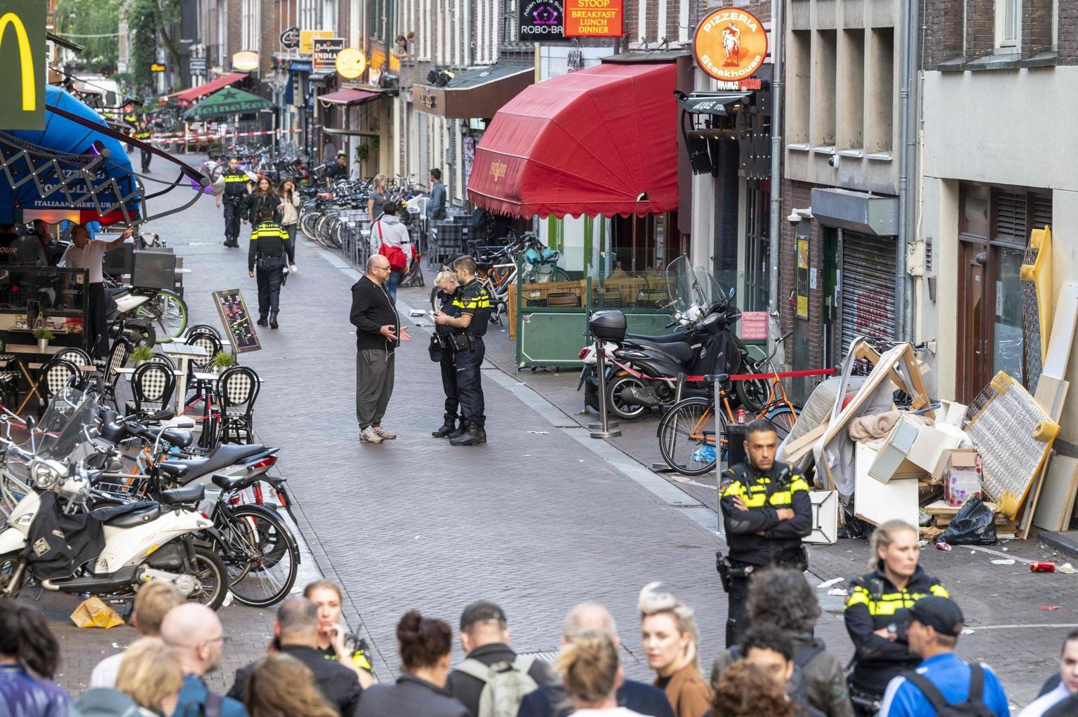 Politseinikud Peter R. de Vriesi tulistamise järel sündmuspaigal Amsterdamis.