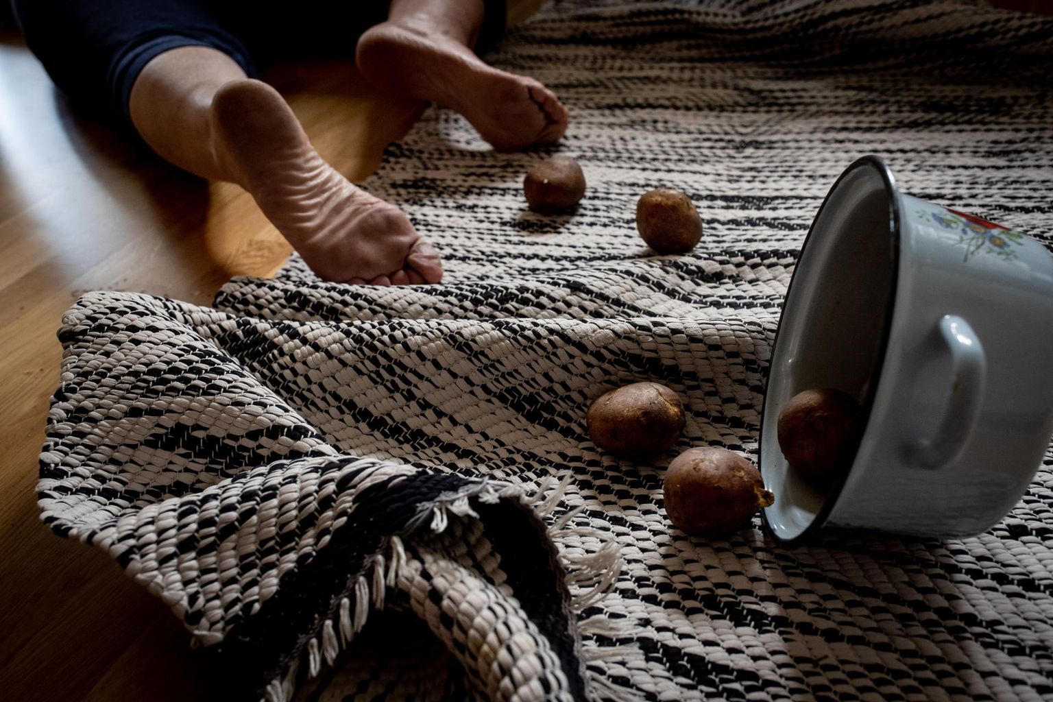 Enamasti kukuvad vanurid kodus ja kui kedagi abi pakkumas pole. võivad vaibaääre taha takerdumisel olla traagilised tagajärjed. FOTO: Erik Prozes