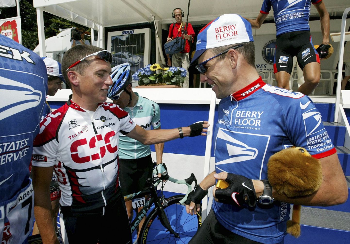 Kunagised tiimikaaslased Tyler Hamilton (vasakul) ja Lance Armstrong süüdistavad nüüd teineteist dopingu tarvitamises.