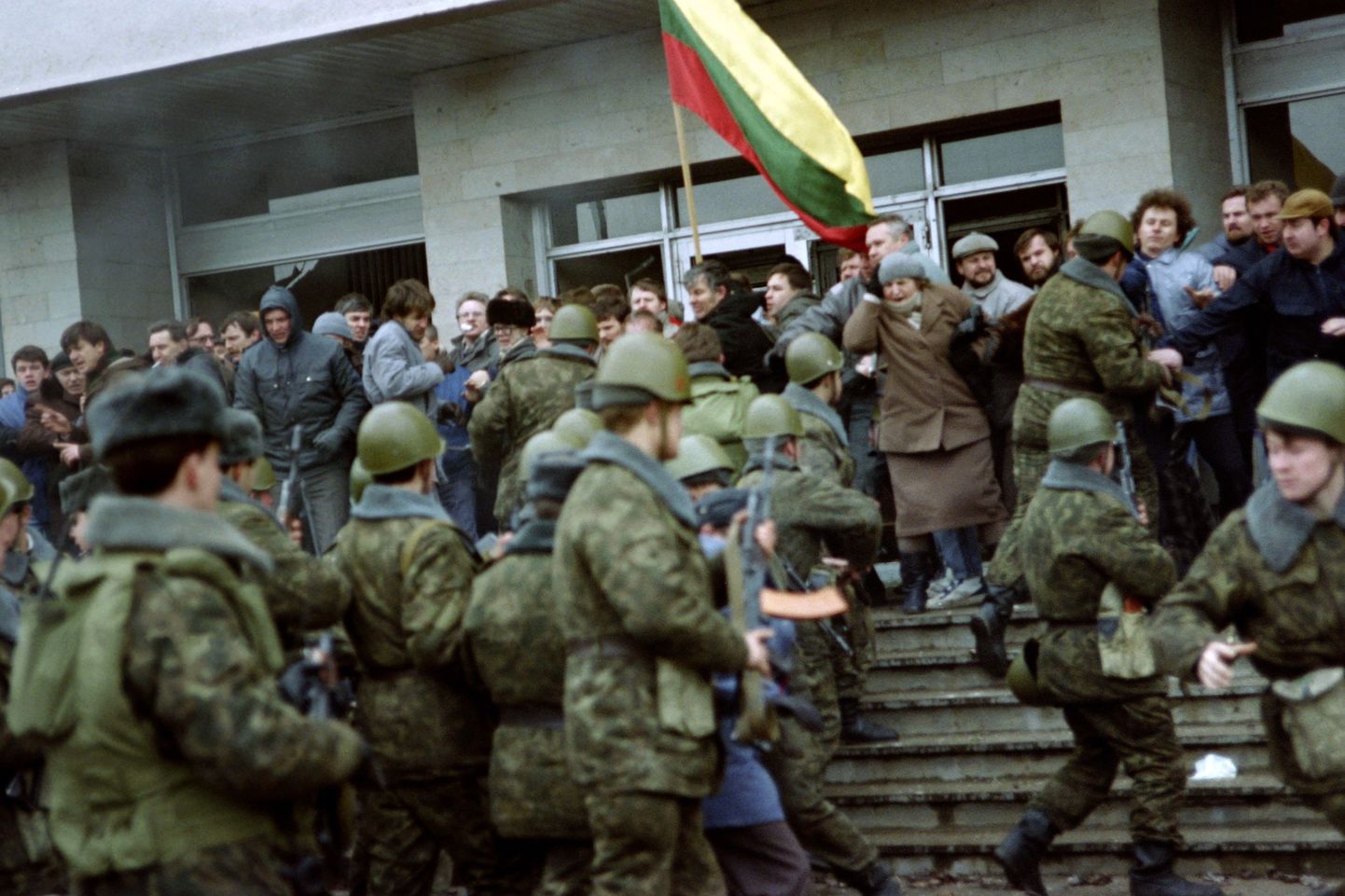 Leedulased 1991. aasta jaanuaris Vilniuse ajakirjandusmaja kaitsmas.