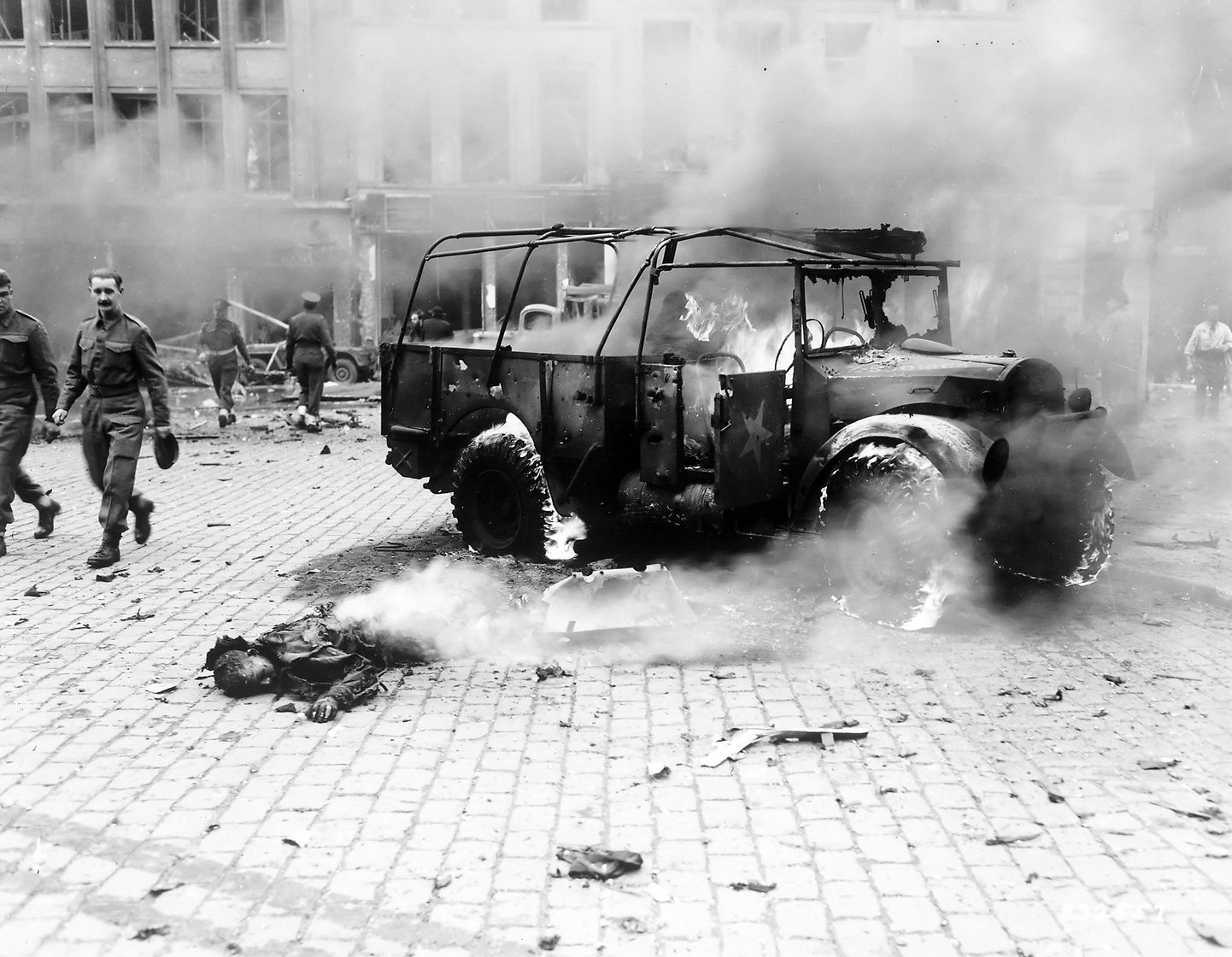 С сентября 1944 года «Фау-2» обстреливали Лондон и другие города Европы. На снимке: жертва «Фау-2» в Антверпене.