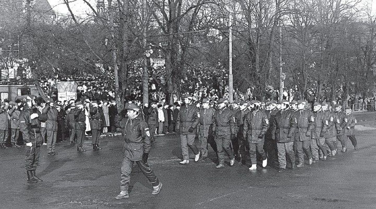 Участники первого парада в честь независимости Эстонии 24 февраля 1992 года маршировали в соответствии со старым строе­вым уставом эстонской армии. И хотя форма на мужчинах одинаковая, в обуви — полный разнобой.