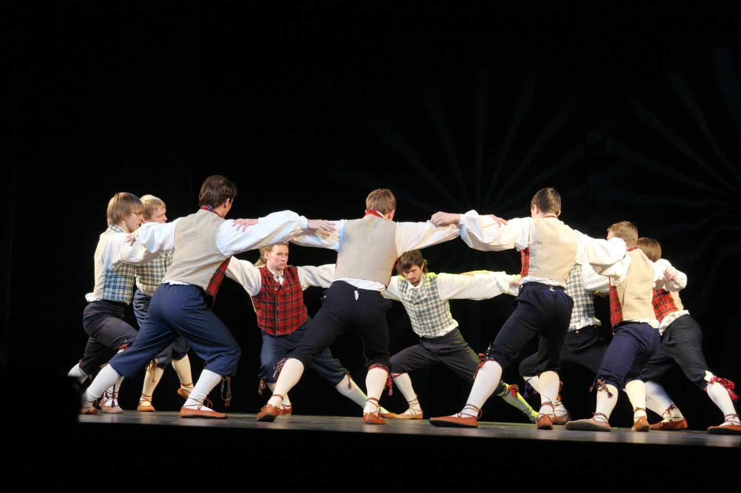 Tantsivad mehed. Foto on illustratiivne.