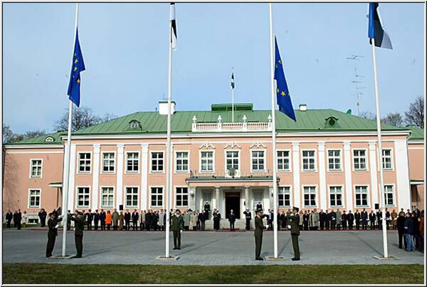 Kadriorus presidendi lossi ees heisati Euroopa Liidu lipp.