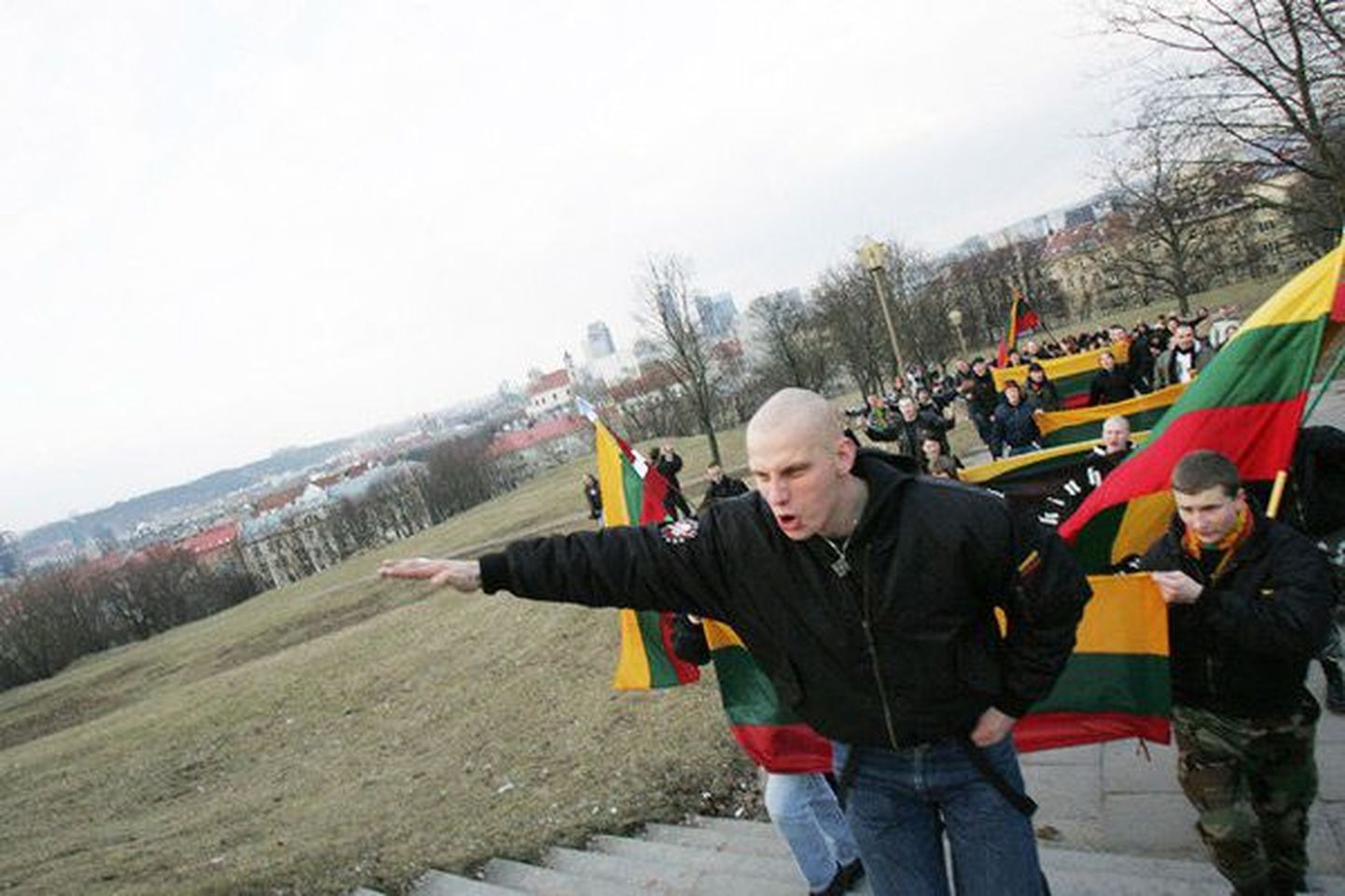 Организация Antifa Lietuva вывесила в Интернете вызвавшие широкий резонанс фото, на которых литовские военнослужащие участвуют в мероприятиях неонацистов.