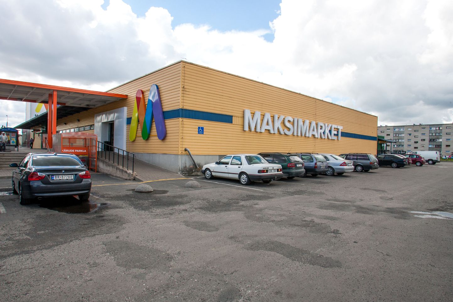 Kahest kauplusest kaubaga putku pääsenud varas jäi vahele Viljandi Maksimarketis.
