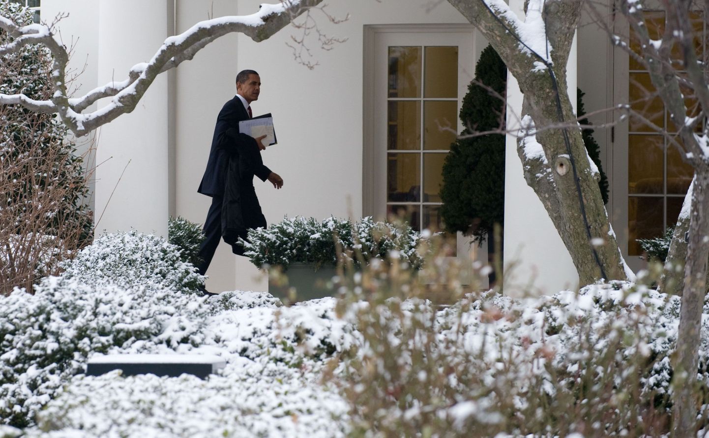 USA uus president Barack Obama sammumas pahaaimamatult Valge Maja ovaalkabineti poole.