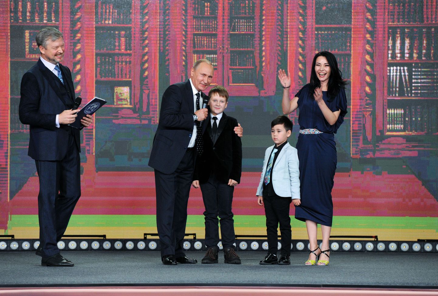 Vladimir Putin õpilaste geograafiaauhindade jagamisel