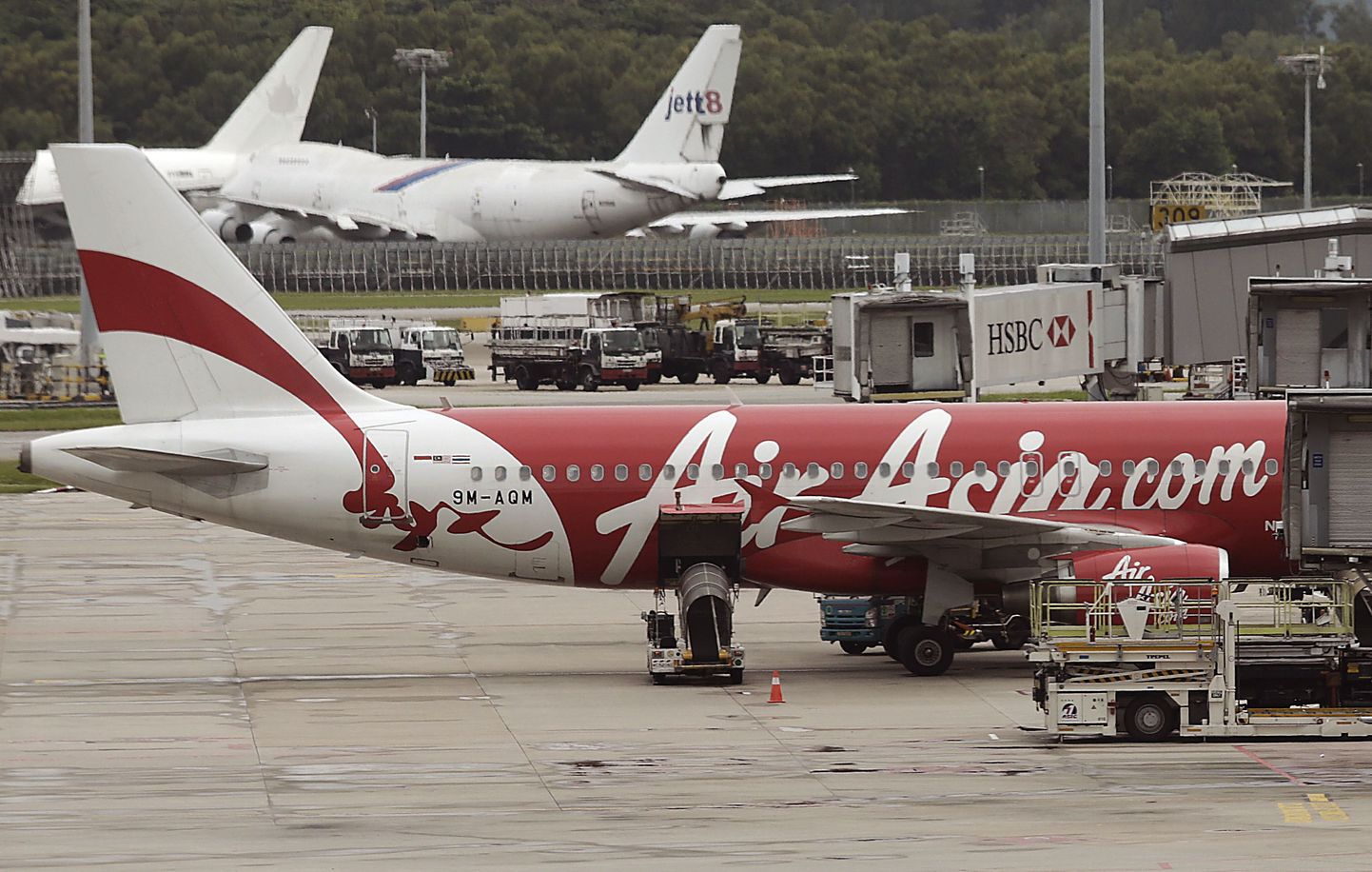 Индонезия возобновила поиски пропавшего самолета AirAsia, на борту которого находились 162 человека.