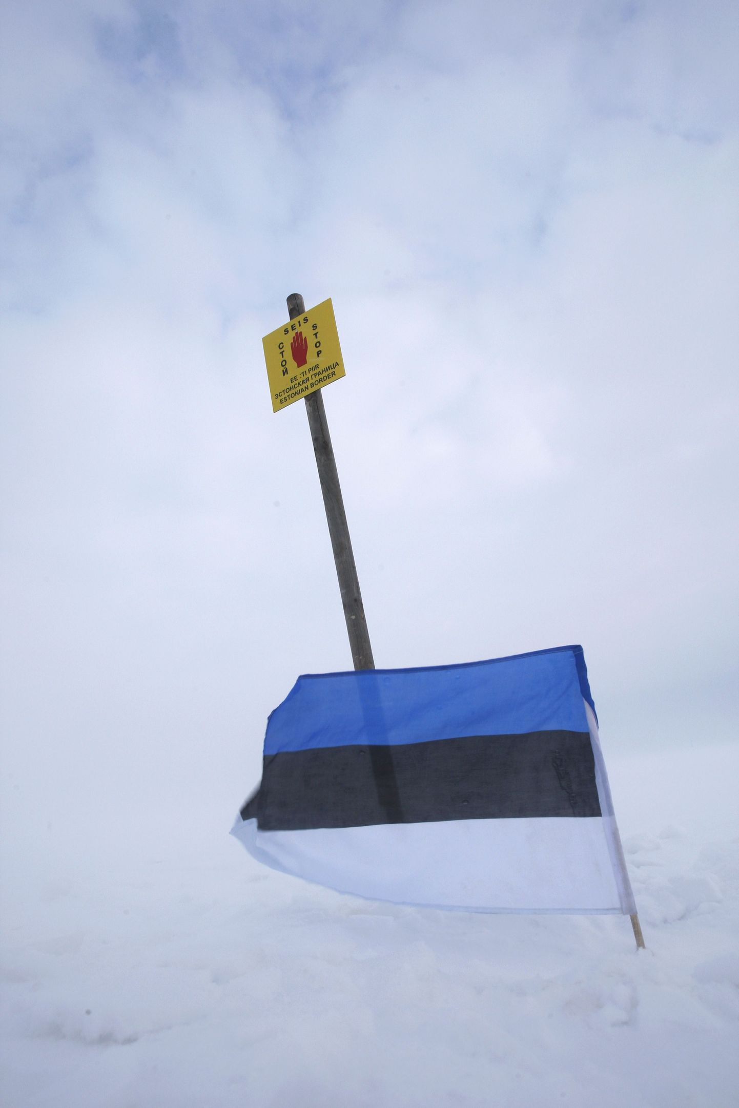 Riigipiiri tähistav lipp talvisel Peipsi järvel. Pilt on illustratiivne.