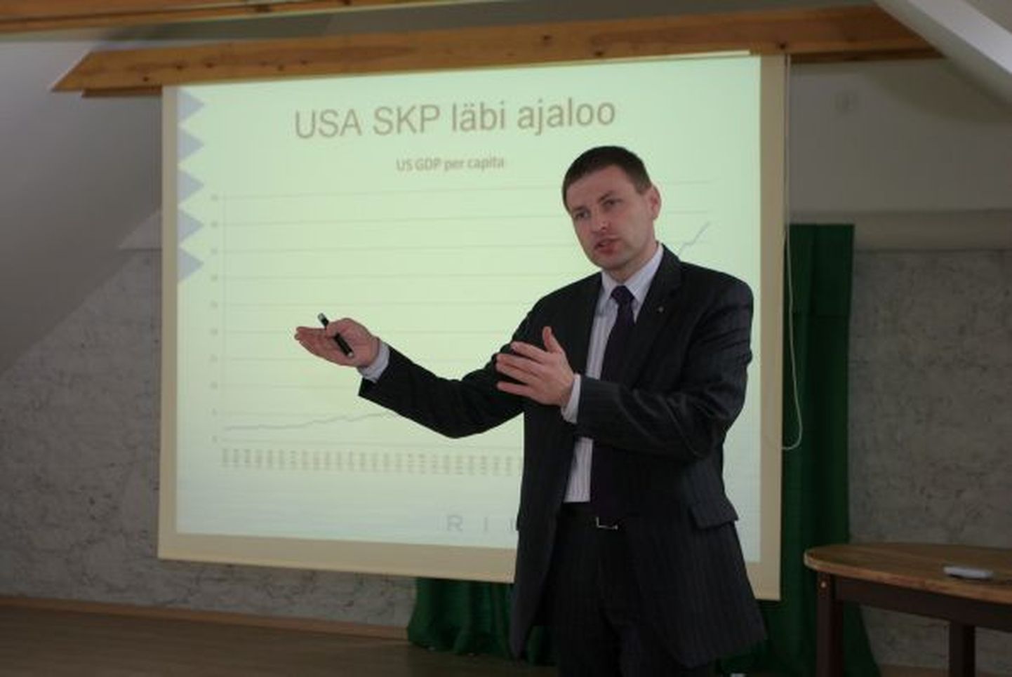 Sotsiaalminister Hanno Pevkur rääkis Järva-Jaani õpilastele riigijuhtimisest ja majandusest.