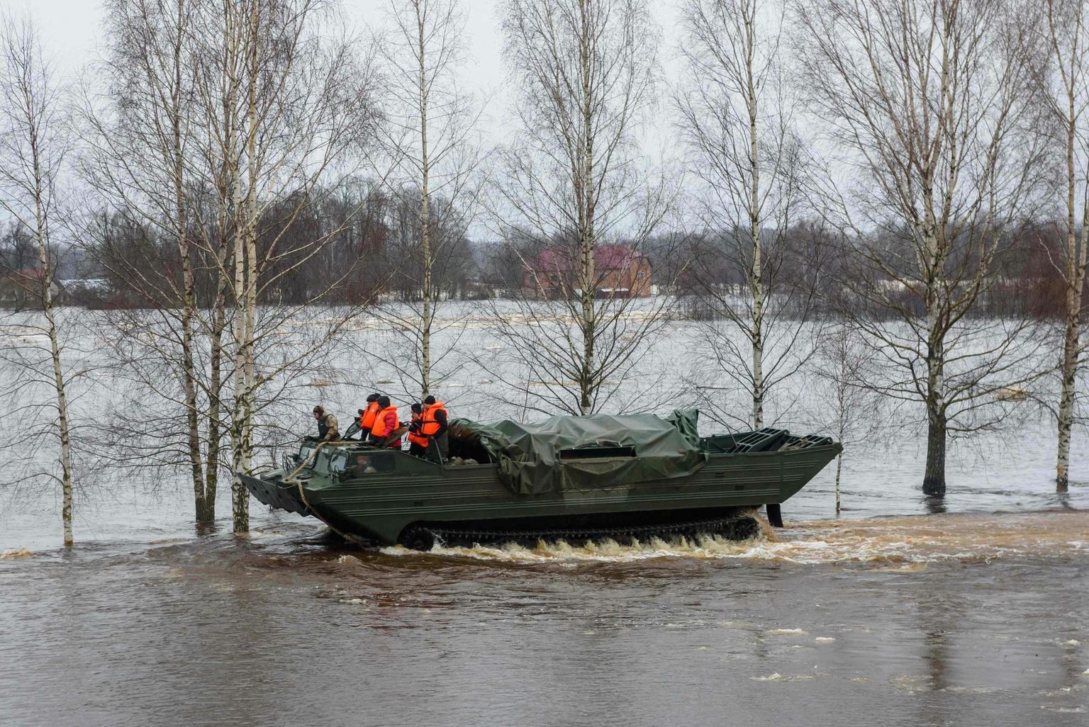 Läti sõjaväe amfiibsõiduk päästab üleujutatud aladelt kohalikke.
