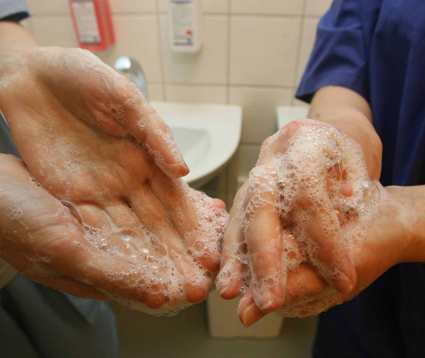 WHO poolt koordineeritud ülemaailne algatus ärgitab kõigi tervishoiuasutuste töötajaid käsi pesema, et vähendada haiglanakkuste ja infektsioonhaiguste levikut.