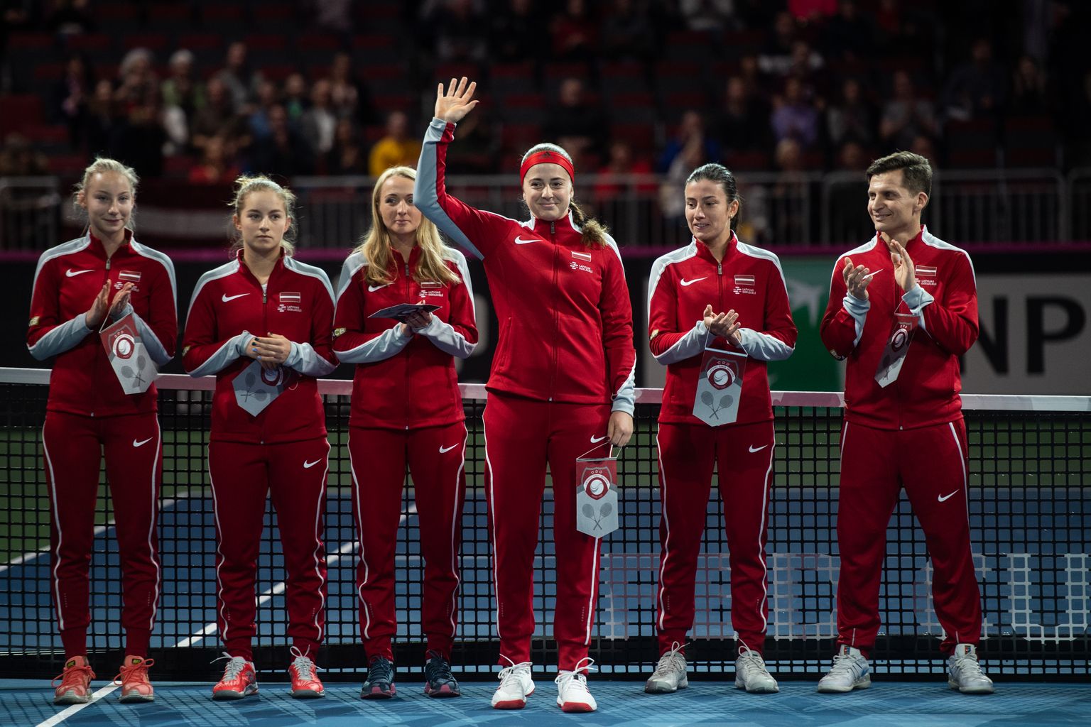 Patrīcija Špaka (no kreisās), Daniela Vismane, Diāna Marcinkēviča, Aļona Ostapenko, Anastasija Sevastova un Adrians Žguns (Latvijas dāmu tenisa izlases kapteinis)