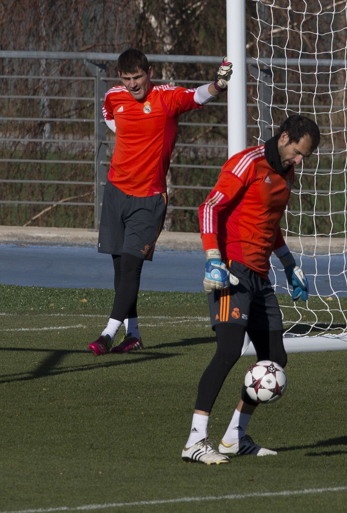 Iker Casillas (tagaplaanil) ja väidetavalt Milani huviobjektiks kerkinud Diego Lopez.