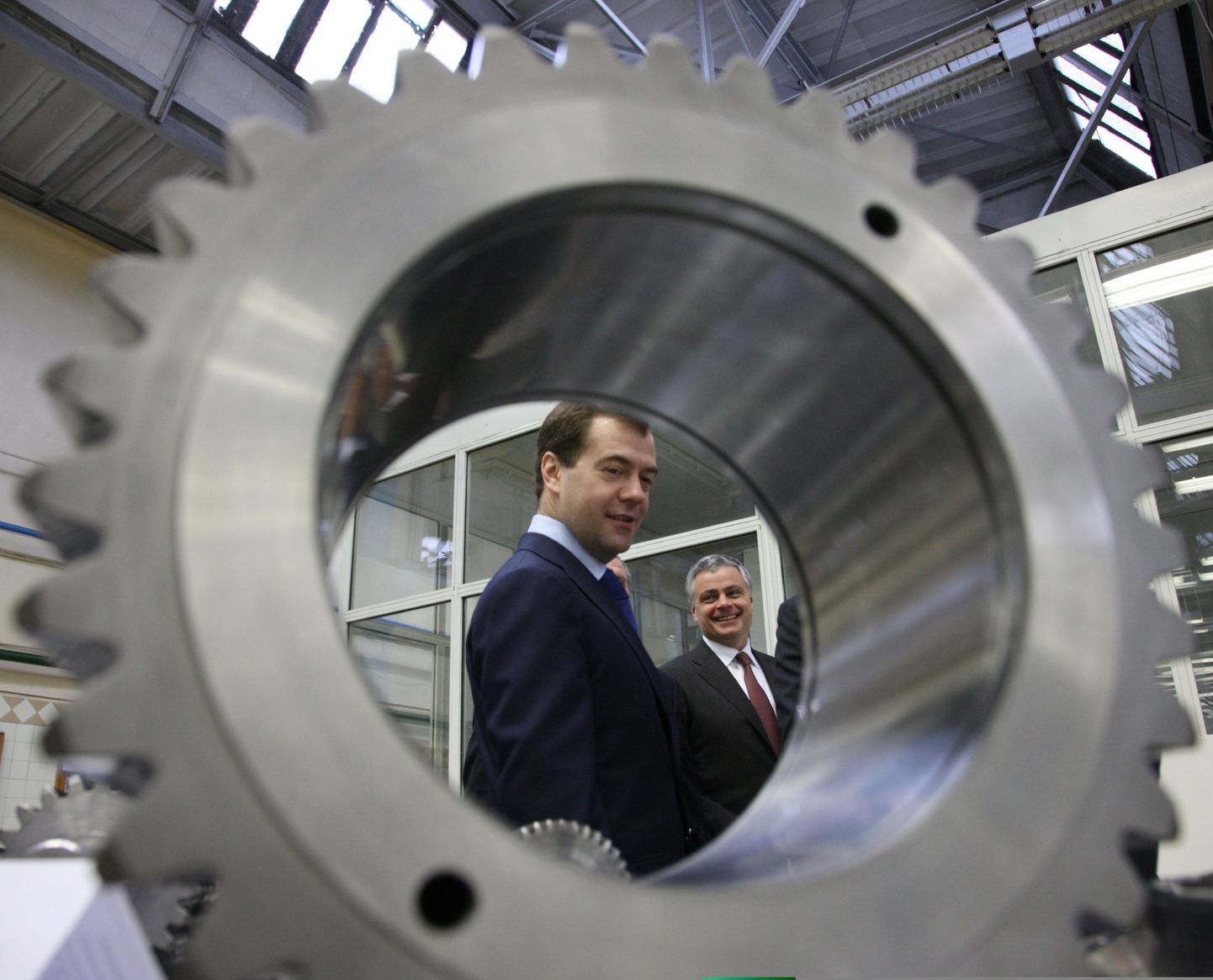 Президент России Дмитрий Медведев на машиностроительном заводе "Салют", где производят двигатели для самолетов.
