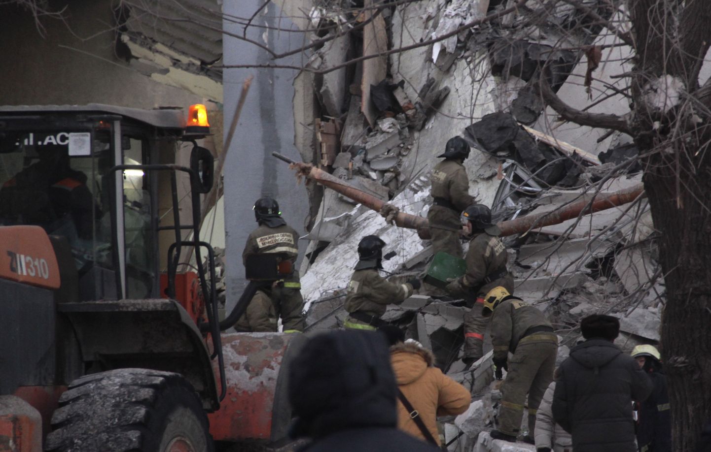 Жилой дом в Магнитогорске после взрыва
