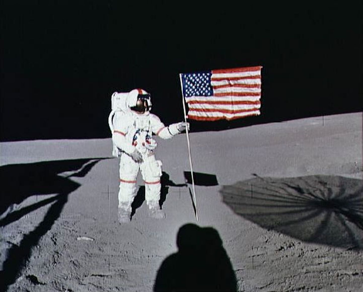 Apollo 14 astronaut Alan B. Shepard Kuu pinnal