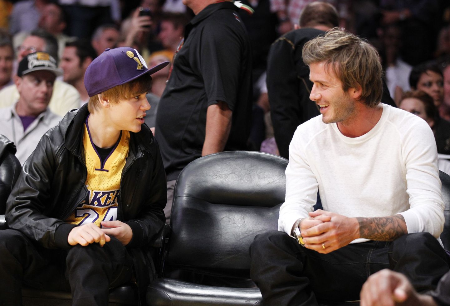 Justin Bieber (vasakul) ja David Beckham Los Angeles Lakersi korvpallimängu vaatamas