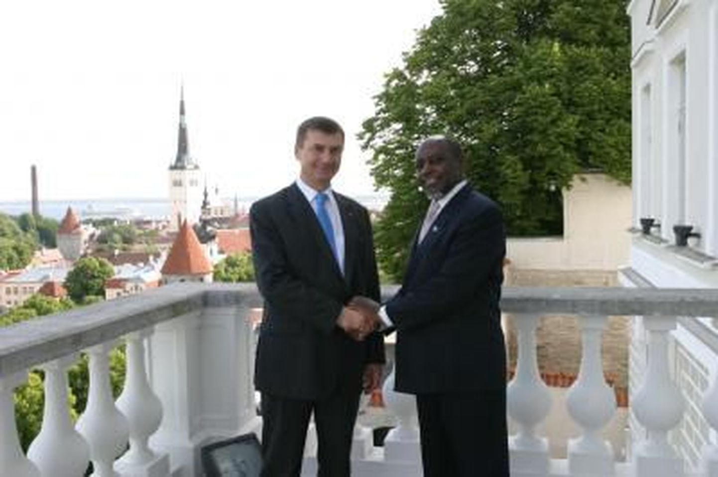 Peaminister Andrus Ansip ja Botswana Vabariigi välisminister Phandu Tombola Chaha Skeleman.