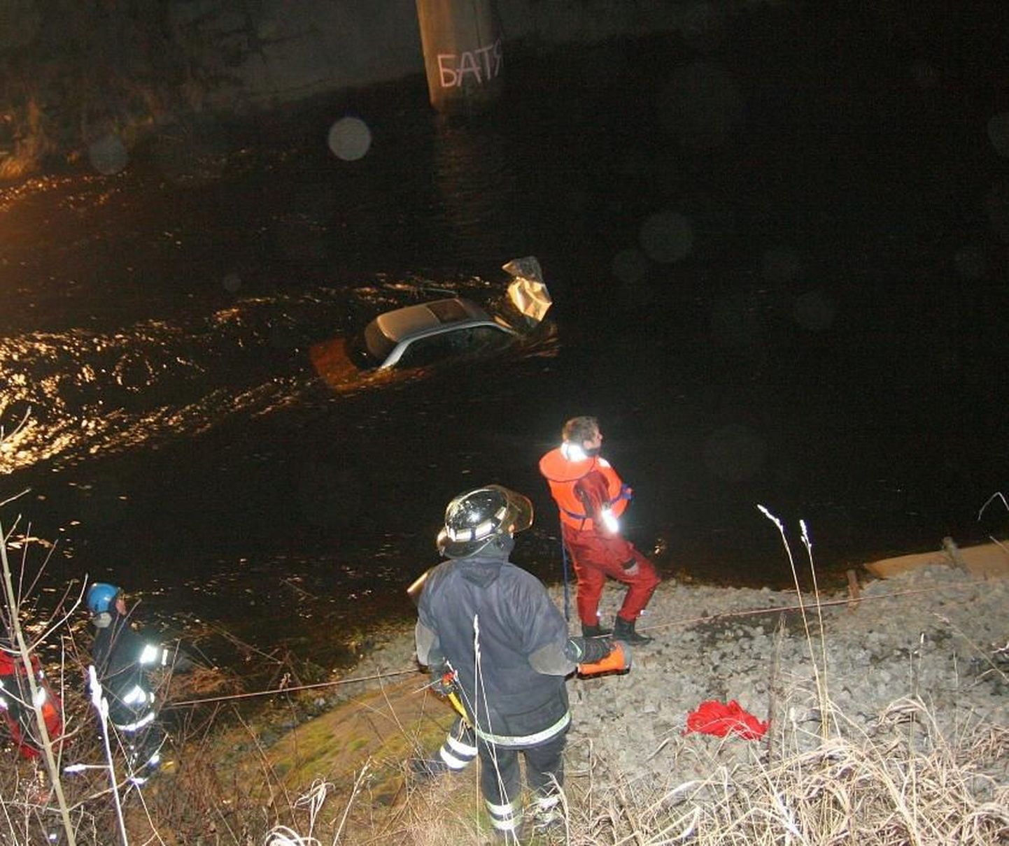 Спасатели вытащили машину из реки.