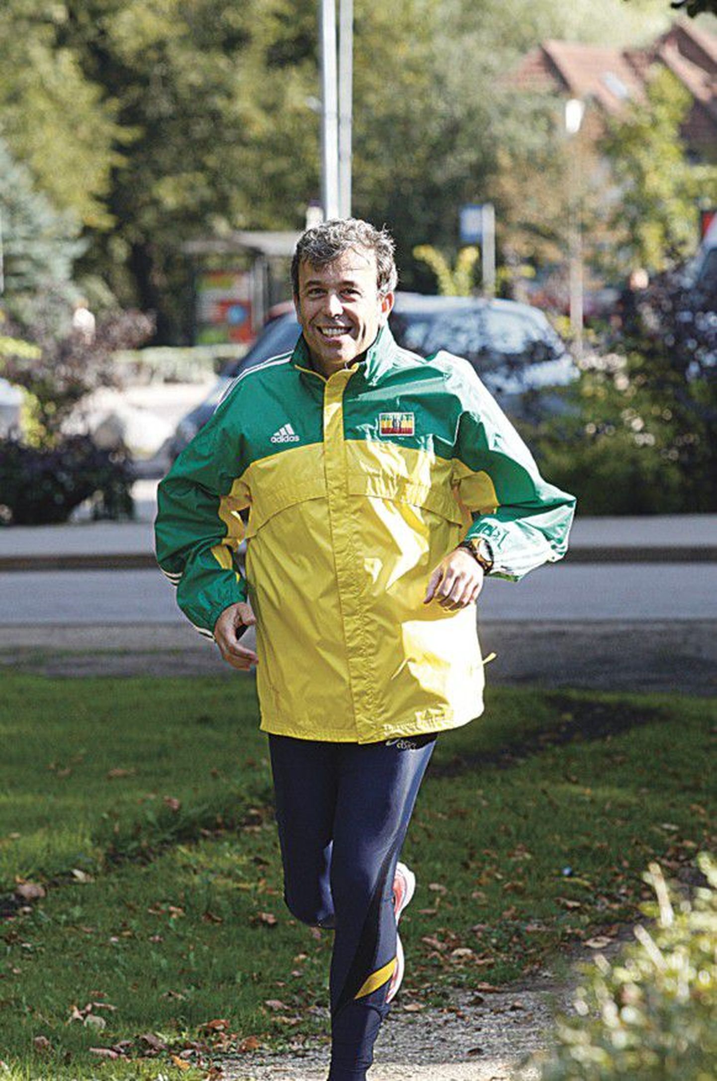 Valge mees Yannis Pitsiladis kandis Tartus tervisejooksu tehes Etioopia jooksukoondise vormi.
