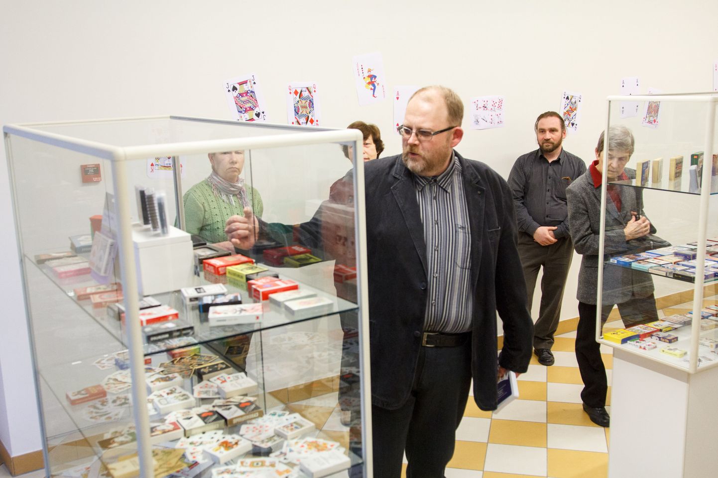 Kohalik veterinaar ja hobikoguja Jaan Luht avas Valga muuseumis näituse oma kogutud mängukaar­tidest, mida on näitusesaali välja pandud 350 komplekti. Uudistamist jagub nii noortele kui vanadele.