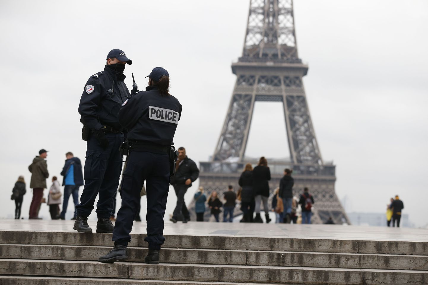 Prantsuse politseinikud täna Eiffeli torni juures.