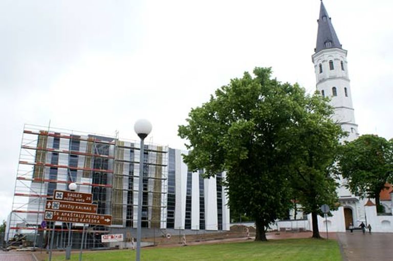 "Скромная" постройка слева от собора - резиденция епископа 