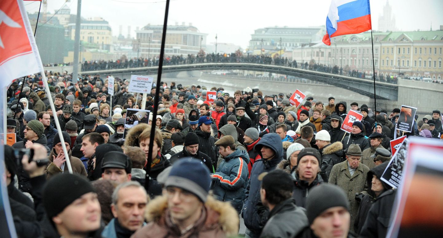 Opositsiooni poolehoidjad Moskvas Bolotnaja väljakul. Taga paistab Lužkovi sild.