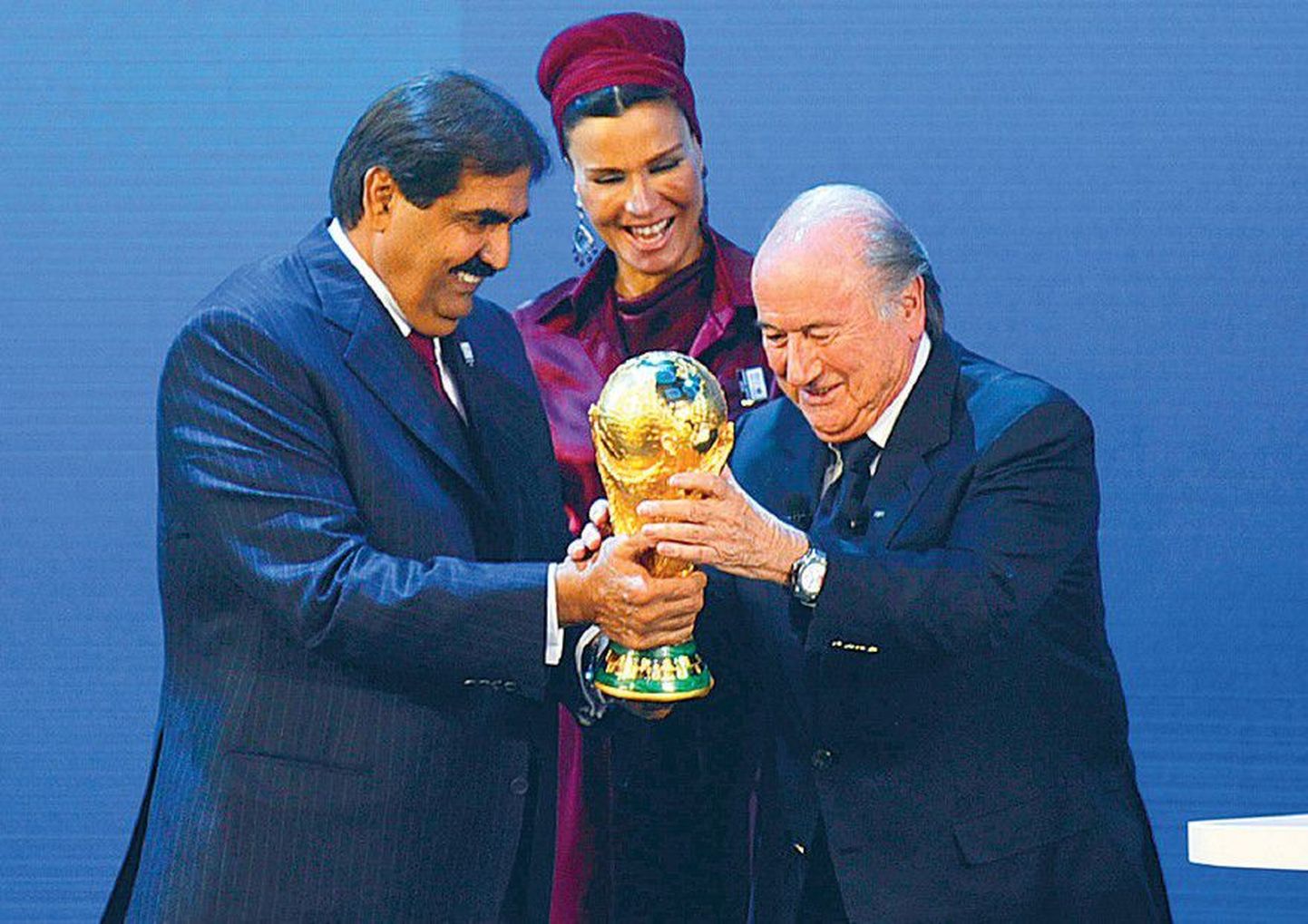 Президент Международной федерации футбольных ассоциаций (ФИФА) Зепп Блаттер (справа) вручает эмиру Катара Хамаду бен Халифе Аль Тани и его супруге Мозах бинт Насер аль-Миснед копию Кубка мира в знак того, что честь провести ЧМ по футболу 2022 года выпала Катару.