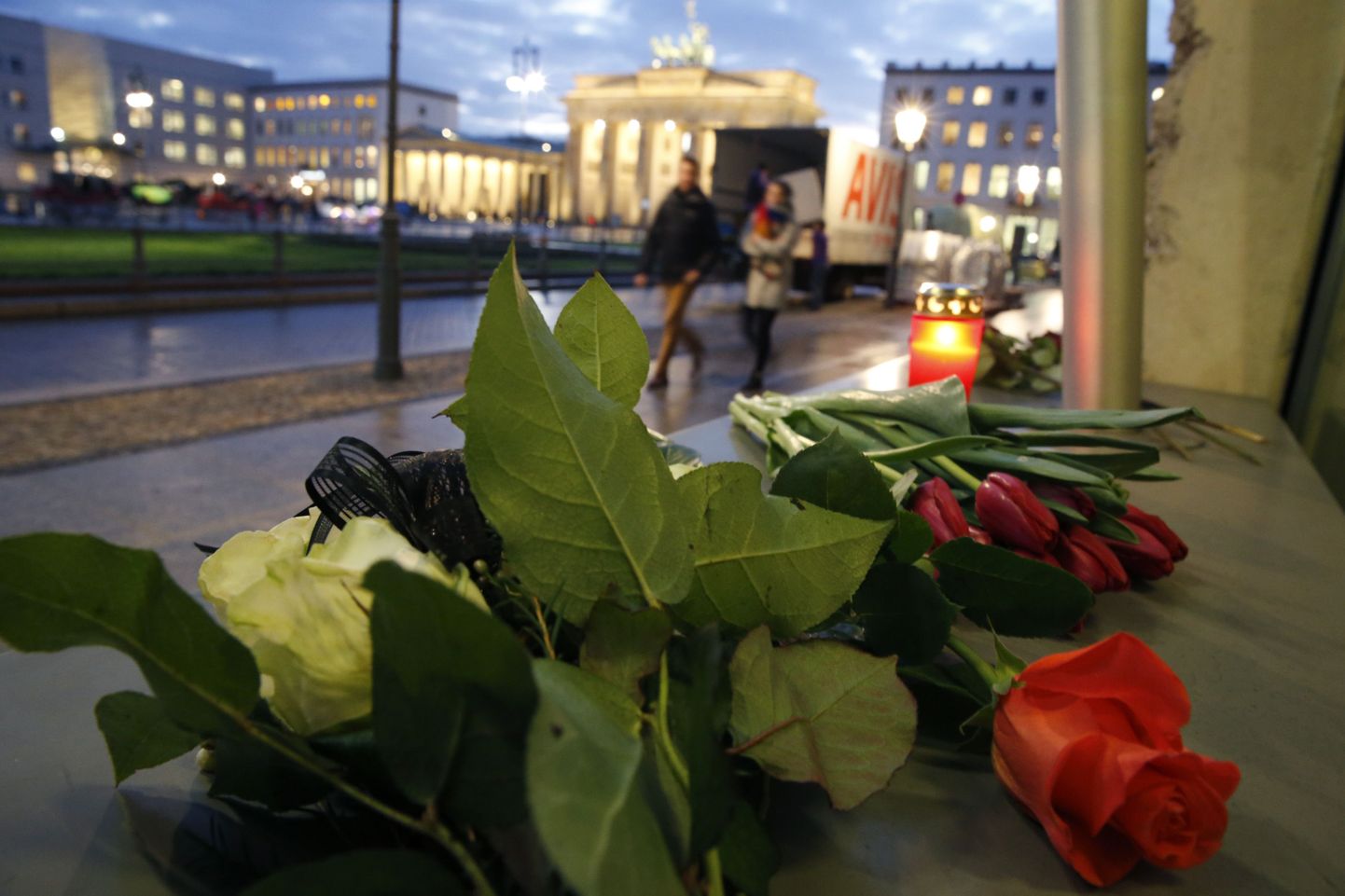 Lilled Charlie Hebdo toimetuse maja ees, kus hukkus täna 12 inimest.