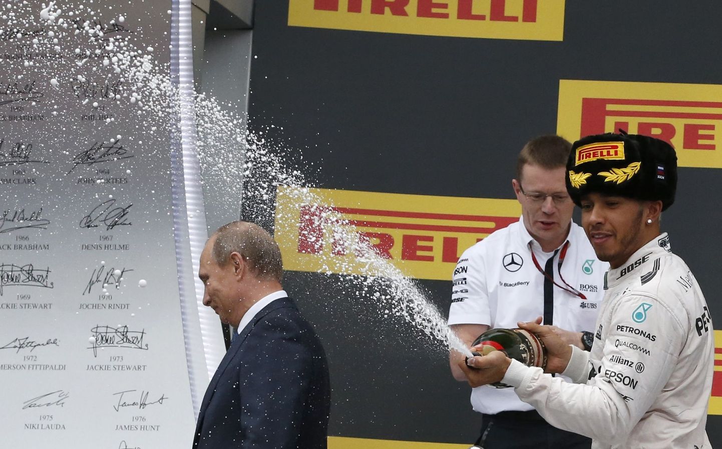 Vladimir Putin (vasakul) ja võitu tähistav Lewis Hamilton
