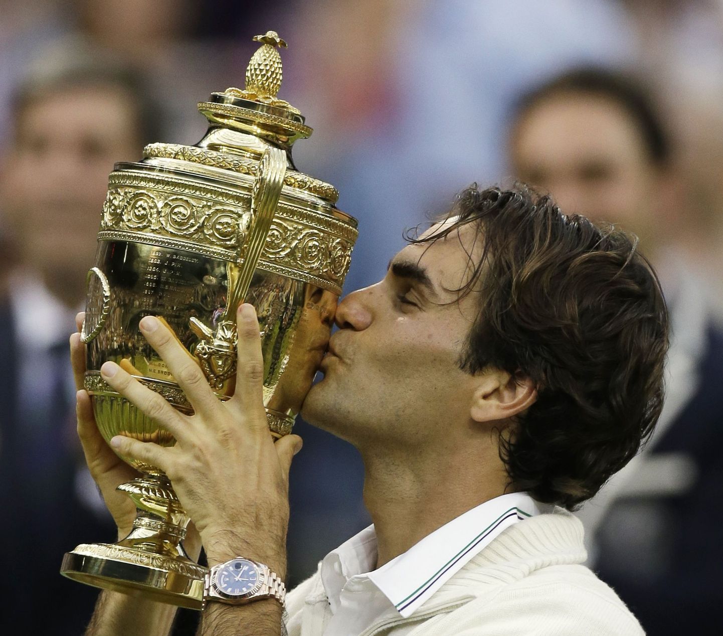 Roger Federer võidukarikaga.