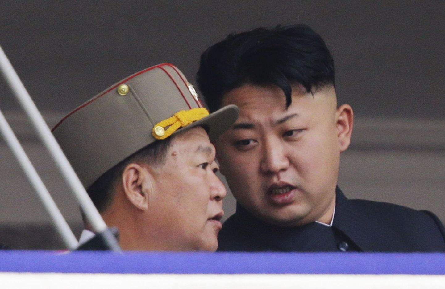 Põhja-Korea liider Kim Jong-un ja Choe Ryong-hae (vasakul).