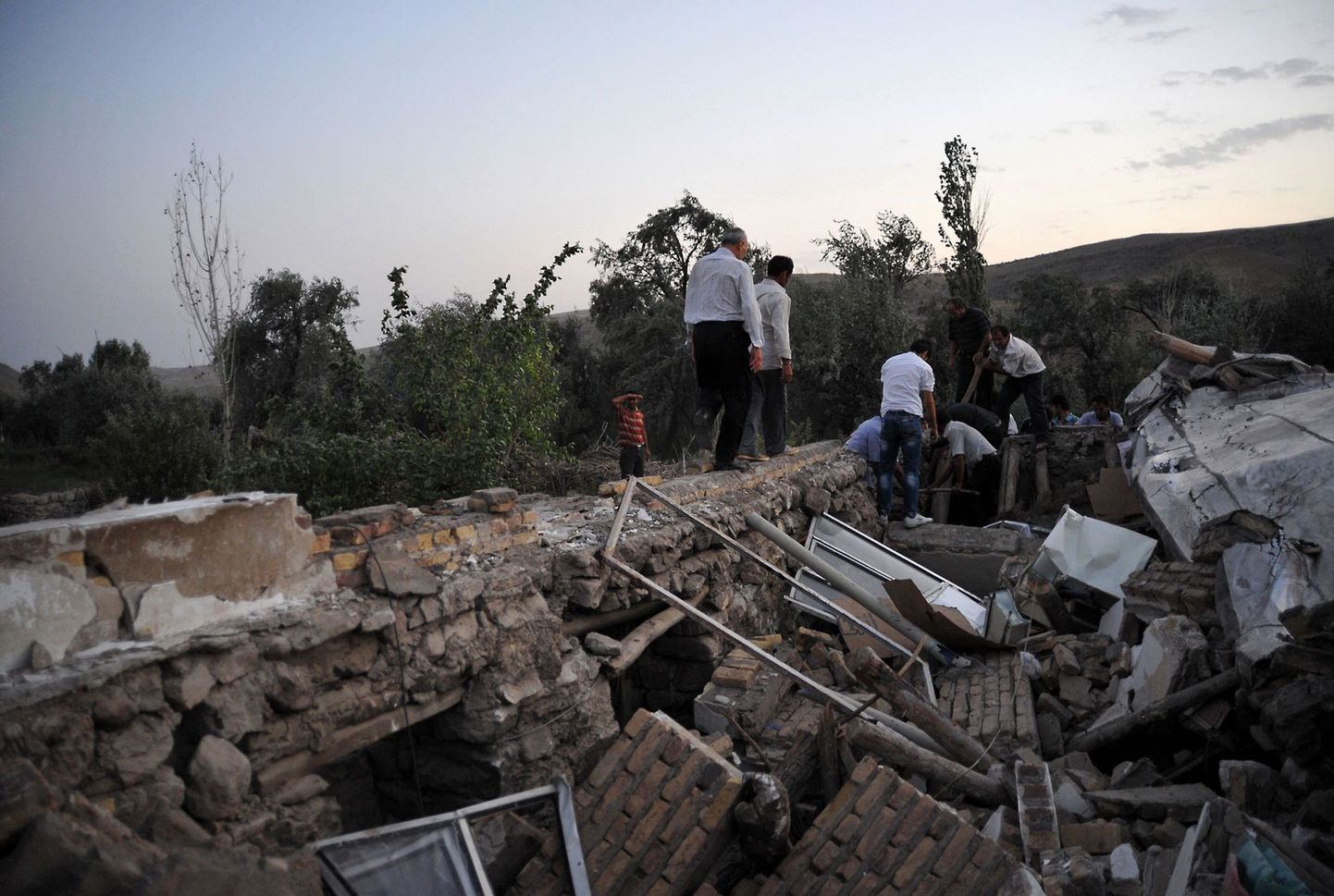 Inimesed otsivad Varzaqani linnas maavärina tagajärjel purunenud hoonetest  ellujäänuid.