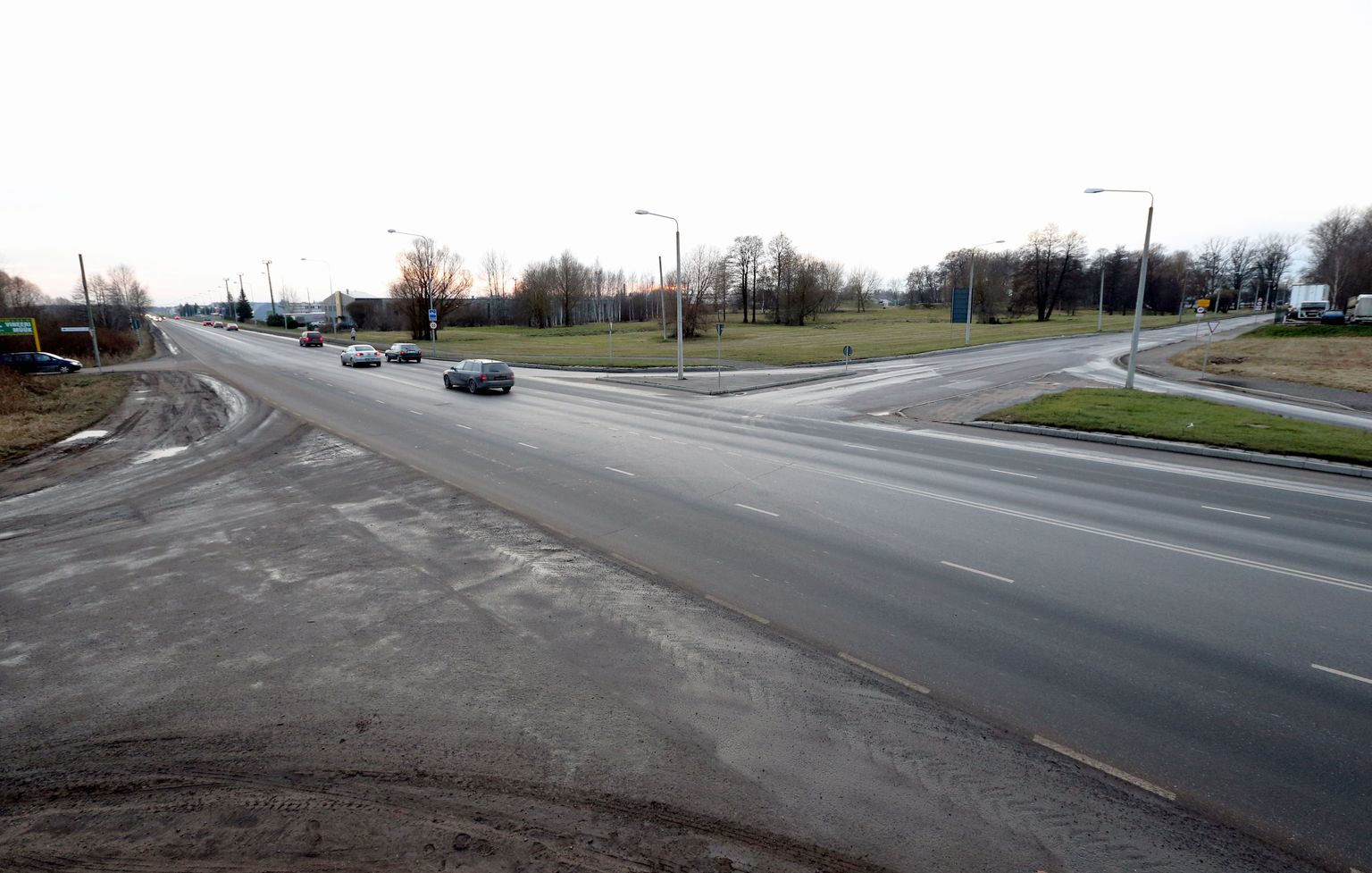 Ropka-Turu ristile oli kavandatud ülekäiguraja ehitus ja hangegi tehtud, kuid ehitamine jääb talve tõttu ära.