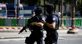 Видео: на Елисейских полях автомобиль протаранил полицейский фургон и загорелся