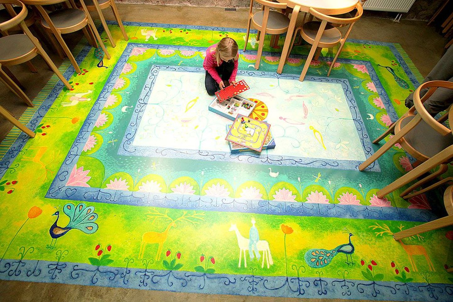 See imeilus vaip, millel seitsmeaastane Jette mängukarbi lahti koukis, erilist hooldust ei vaja, sest see on lihtsalt põrandale maalitud.